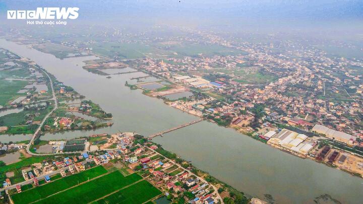 Cầu phao Ninh Cường được đưa vào sử dụng từ cuối những năm 1990, là giải pháp tạm thời nhằm kết nối giao thông qua sông Ninh Cơ khi chưa có cầu cứng. Cây cầu giữ vai trò quan trọng trong việc nối liền hai khu vực là xã Nghĩa Hưng và xã Ninh Cường (tỉnh Ninh Bình).