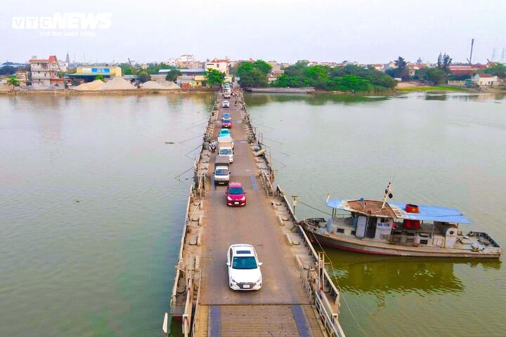 Chính vì vậy, mỗi lần xe qua lại chỉ đi được một chiều, chiều còn lại buộc phải dừng chờ ở đầu cầu bên kia. Vào giờ cao điểm, cảnh ùn ứ kéo dài thường xuyên xảy ra, các phương tiện chen chúc nhích từng chút một để sang sông.