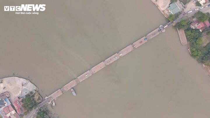 Cầu có chiều dài khoảng 297m, rộng 8,4m nhưng phần lòng cầu chỉ khoảng 3,5m, đủ cho một làn phương tiện di chuyển.