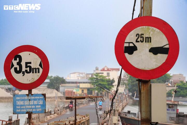 Cụ thể, vào các khung giờ 9h - 10h và 15h - 16h, cầu phao được cano kéo tách ra để mở luồng cho phương tiện thủy qua lại. Sau đó, cầu lại được kéo về vị trí cũ để nối đường cho phương tiện đường bộ.