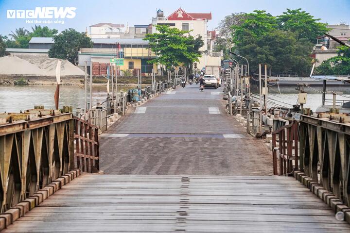 Cầu phao Ninh Cường được thiết kế dạng sà lan với 8 phao nổi liên kết bằng dầm sắt, buộc bằng dây thép lớn và xích. Tuy nhiên, do đặc thù vừa phục vụ giao thông đường bộ, vừa đảm bảo luồng lạch cho tàu thuyền, mỗi ngày cây cầu phải “ngắt kết nối” hai lần.