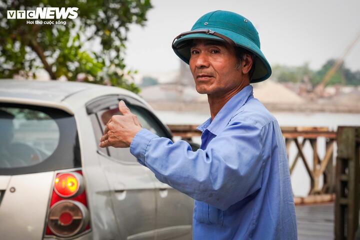 Gắn bó với cây cầu phao suốt 30 năm, ông Đinh Việt Thắng (60 tuổi), người làm công việc gác chắn, điều tiết xe qua cầu, cho biết tình trạng ùn tắc và quá tải diễn ra thường xuyên, đặc biệt vào các dịp lễ, Tết. “Có những thời điểm lượng phương tiện dồn về quá đông, hai đầu cầu ùn ứ kéo dài. Do mặt cầu hẹp, ai cũng muốn đi nhanh nên dễ xảy ra mâu thuẫn. Tôi đã chứng kiến không ít trường hợp cãi vã, thậm chí xô xát giữa người tham gia giao thông khi chen nhau qua cầu. Vì vậy, người dân mong có cây cầu mới lâu lắm rồi”, ông Thắng chia sẻ.