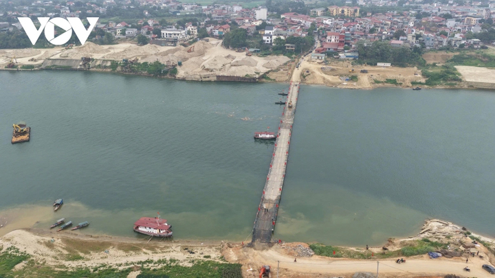 Việc đẩy nhanh tiến độ sửa chữa, bảo đảm chất lượng và an toàn công trình có ý nghĩa quan trọng trong việc duy trì kết nối giao thông, phục vụ phát triển kinh tế - xã hội và đời sống dân sinh trên địa bàn. Hiện trong quá trình sửa chữa cầu Sông Lô, xe máy và xe thô sơ vẫn được phép lưu thông qua cầu. Cách cầu khoảng 1km về phía hạ lưu, Lữ đoàn 249 (Binh chủng Công binh) cũng đang vận hành cầu phao để phục vụ nhu cầu đi lại của người dân, đặc biệt là các ô tô từ 7 chỗ trở xuống.