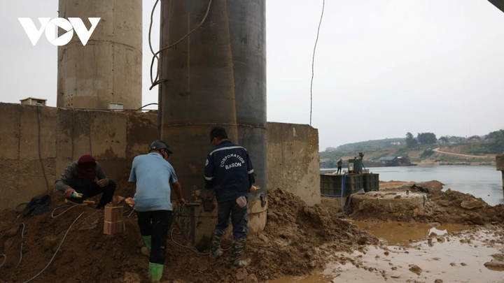 Ghi nhận của phóng viên trên công trường, việc sửa chữa trụ cầu Sông Lô được triển khai khẩn trương. Hai mũi thi công độc lập đang làm việc tại khu vực chân trụ T3 và T6, nơi xuất hiện hư hỏng, lộ lõi thép. Hệ thống máy khoan cọc nhồi hoạt động liên tục để bổ sung, gia cố các trụ cầu bị hư hỏng.