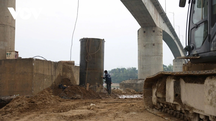 Cầu Sông Lô được khởi công xây dựng từ tháng 8/2010, hoàn thành và đưa vào sử dụng từ tháng 3/2015. Đây là hạng mục thuộc dự án cầu Sông Lô và cứng hóa mặt đê tả Lô với tổng mức đầu tư khoảng 320 tỷ đồng; riêng gói thầu thi công cầu có tổng mức đầu tư 215 tỷ đồng từ nguồn vốn trái phiếu Chính phủ.