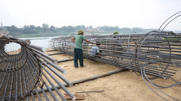 Lãnh đạo UBND tỉnh Phú Thọ vừa yêu cầu các đơn vị liên quan khẩn trương đẩy nhanh tiến độ dự án sửa chữa, khắc phục hư hỏng cầu Sông Lô, đoạn qua huyện Đoan Hùng, nhằm bảo đảm an toàn giao thông và sớm khôi phục kết nối đi lại cho người dân.