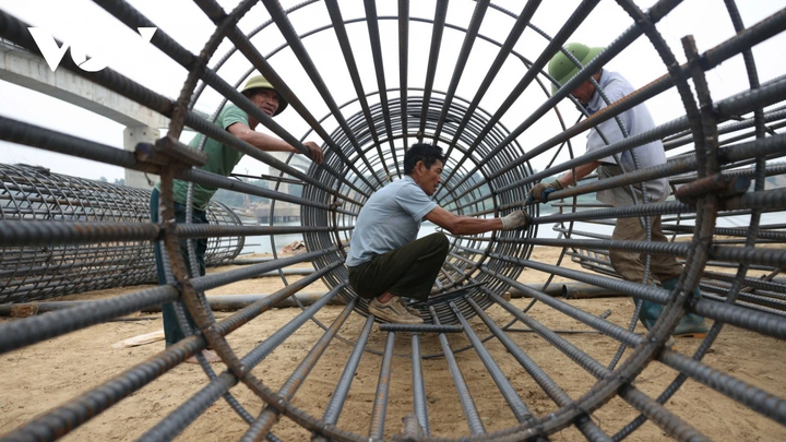 Trước đó, ngày 25/3, Phó Chủ tịch UBND tỉnh Phú Thọ Quách Tất Liêm cùng đoàn công tác đã trực tiếp kiểm tra thực địa, yêu cầu nhà thầu khẩn trương huy động thêm nhân lực, thiết bị, tổ chức thi công khoa học nhằm bù tiến độ đã chậm.