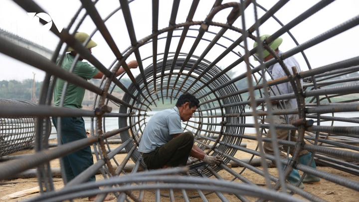 Ông Tính cho biết, sau hơn một tháng thi công, đơn vị đã hoàn thành đổ bê tông 2 móng cọc tại trụ T3, mỗi cọc dài khoảng 14,5m. Theo thiết kế, trụ T3 và T6 được bổ sung 6 cọc/trụ; T4, T5 bổ sung 12 cọc/trụ; các trụ còn lại bổ sung 2 cọc/trụ. Đồng thời, bệ đỡ 8 trụ cầu sẽ được mở rộng, gia cố.