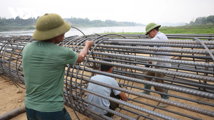 Theo ông Tính, trước mắt đơn vị tập trung sửa chữa các trụ T3, T6, dự kiến hoàn thành trước ngày 10/5, kịp thời ứng phó đợt lũ tiểu mãn trên sông Lô.