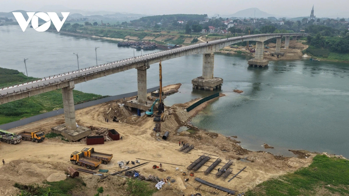 Sau khi phương án sửa chữa cầu Sông Lô được phê duyệt, đơn vị thi công là Công ty CP Đầu tư phát triển đô thị và khu công nghiệp (UDIDECO) đã huy động trang thiết bị, máy công trình cùng 80 cán bộ kỹ thuật, công nhân đến hiện trường triển khai sửa chữa.