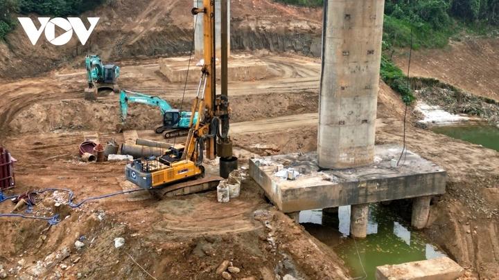 Giai đoạn 2 của dự án sẽ tiến hành sửa chữa các trụ trên cạn gồm T1, T2, T7, T8 sau khi nhóm trụ T3, T6 ổn định. Giai đoạn 3 thực hiện các hạng mục đối với hai trụ T4, T5 vào mùa cạn tiếp theo nhằm bảo đảm an toàn tuyệt đối trong thi công.