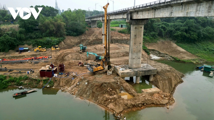 Theo thiết kế, hệ móng các trụ của cầu sông Lô sẽ được bổ sung thêm cọc khoan nhồi để gia cố (từ 2 đến 12 cọc/trụ); các bệ đỡ cũng sẽ được mở rộng, gia cố.