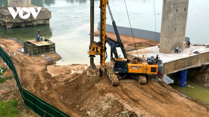 Ông Đặng Quang Tính, Phó Giám đốc UDIDECO cho biết, ngay sau Tết Nguyên đán đơn vị đã bắt tay vào sửa chữa các trụ cầu. Tổng cộng sẽ có 56 móng cọc mới được xây dựng để gia cố cầu Sông Lô.