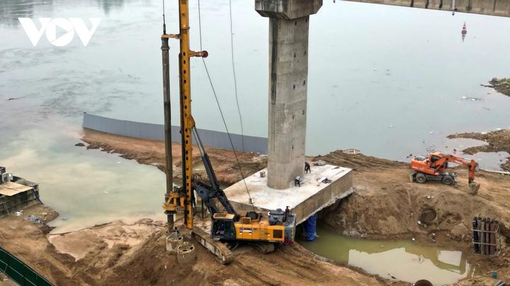 Máy khoan cọc nhồi liên tục hoạt động để thi công các móng cọc mới có đường kính 1,5m, bổ sung và gia cố cho các trụ cầu hiện hữu.