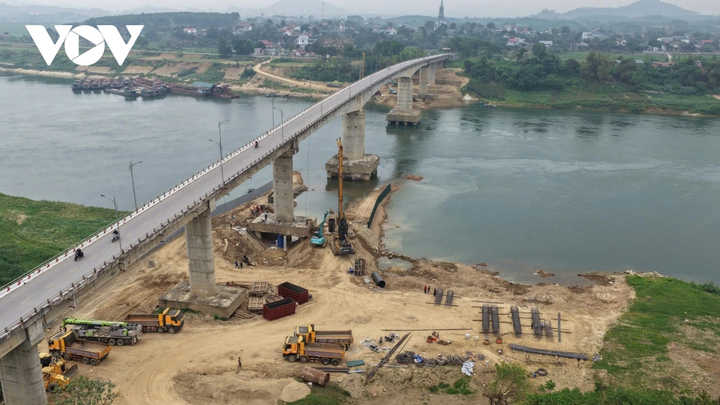 Công trình có chiều dài 517,8m, tải trọng thiết kế 30 tấn; đường dẫn hai đầu cầu dài 850m. Mặt cắt ngang cầu rộng 7,5m, trong đó phần xe chạy 6,5m, lan can mỗi bên rộng 0,5m, cùng hệ thống chiếu sáng trên cầu và đường dẫn.