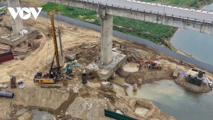 Các đơn vị liên quan được yêu cầu triển khai đồng bộ các giải pháp bảo đảm an toàn giao thông trong suốt quá trình thi công, đặc biệt trong điều kiện mùa mưa lũ sắp tới; đồng thời rà soát, tính toán lại phương án thi công đối với hai trụ T4, T5 nhằm bảo đảm tính khả thi và an toàn. Sở Xây dựng tỉnh được giao tăng cường kiểm tra, đôn đốc và kịp thời tháo gỡ các khó khăn, vướng mắc phát sinh.