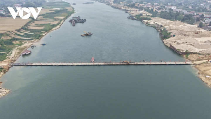 Dự án do Sở Nông nghiệp và Phát triển nông thôn (trước đây) tỉnh Phú Thọ làm chủ đầu tư; đơn vị tư vấn khảo sát, thiết kế là Công ty CP Tư vấn thiết kế đường bộ; đơn vị thi công là UDIDECO. Cuối tháng 10/2025, cầu Sông Lô được phát hiện xảy ra sự cố hư hỏng, buộc tỉnh phải tạm dừng lưu thông để bảo đảm an toàn. Ngày 6/11/2025, Cơ quan Cảnh sát điều tra Công an tỉnh Phú Thọ ra quyết định khởi tố vụ án hình sự "Vi phạm quy định về xây dựng gây hậu quả nghiêm trọng" xảy ra tại công trình cầu Sông Lô, trong giai đoạn từ năm 2010 đến năm 2015. Vụ việc cũng được Quốc hội yêu cầu làm rõ và xử lý nghiêm trách nhiệm.