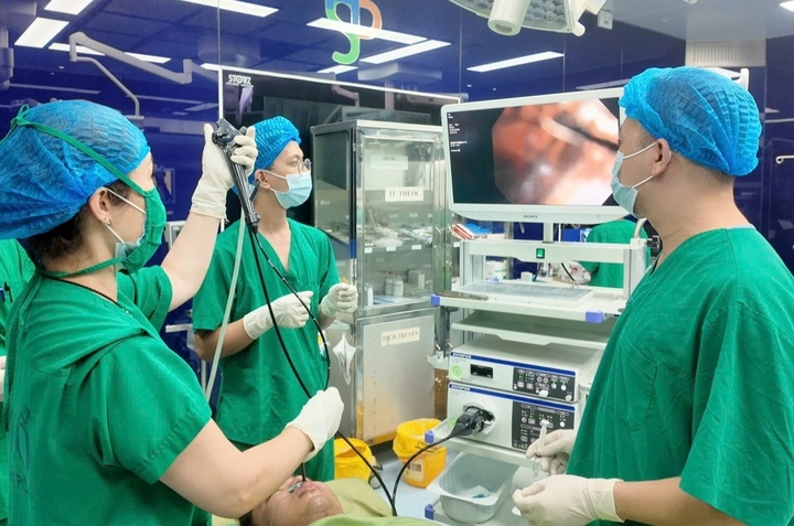 Các bác sĩ thực hiện nội soi phế quản bằng ống mềm cho bệnh nhân.