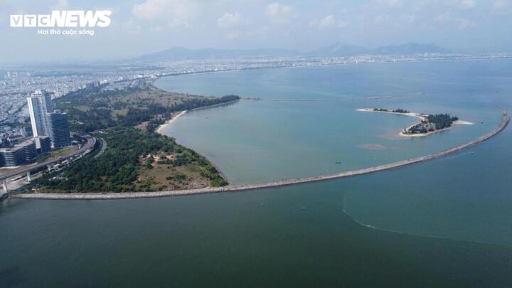 Năm 2005, UBND TP Đà Nẵng có chủ trương triển khai dự án lấn biển Khu phức hợp đô thị - sân golf Đa Phước (Khu đô thị quốc tế Đa Phước), tổng vốn phê duyệt đầu tư hơn 300 triệu USD. Dự án do Công ty Daewon Cantavil làm chủ đầu tư, nhưng sau đó chuyển nhượng lại toàn bộ cổ phần cho các doanh nghiệp của Phan Văn Anh Vũ (Vũ “nhôm”). Quy hoạch chi tiết xây dựng tỷ lệ 1/500 dự án này được chia thành 2 dự án, gồm Khu đô thị quốc tế Đa Phước (181 ha - nay là The Sunrise Bay) và Khu nhà phố và biệt thự bờ biển Thanh Bình (29 ha - nay là Khu đô thị mới quốc tế Đa Phước).