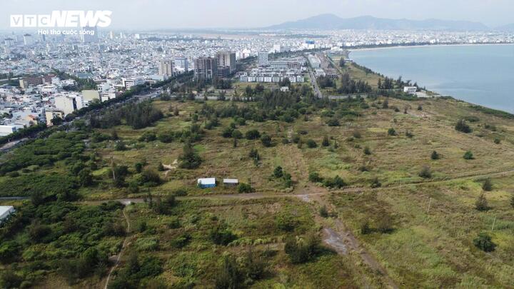 Trong khi đó, tại The Sunrise Bay - đây là dự án thuộc diện tháo gỡ khó khăn vướng mắc theo đề án của Trung ương về phương án tháo gỡ khó khăn, vướng mắc liên quan đến các dự án, đất đai trong các kết luận thanh tra, kiểm tra, bản án.