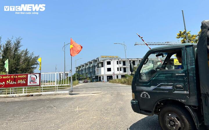 Theo ghi nhận của PV VTC News, trong khu vực dự án Khu đô thị mới quốc tế Đa Phước (29 ha), một phần khu nhà phố và biệt thự đã hoàn thiện, có cư dân sinh sống ổn định, ô tô đậu kín hai bên đường. Bên trong đã hình thành nhiều tiện ích như khu vui chơi, sân bóng, sân golf, các dịch vụ khác.