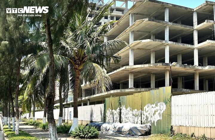 Nhiều khối nhà trong Khu đô thị mới quốc tế Đa Phước chưa hoàn chỉnh được chủ nhân dùng tôn bọc kín lối vào.