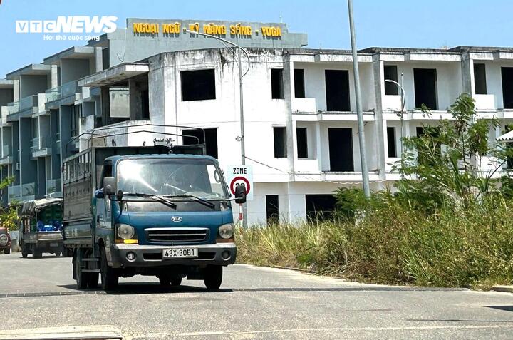 Nhiều năm qua, dự án vướng vào các bản án liên quan đến Phan Văn Anh Vũ, khiến toàn bộ quá trình thi công đình trệ, nhiều hạng mục biệt thự, nhà phố bị bỏ dở.