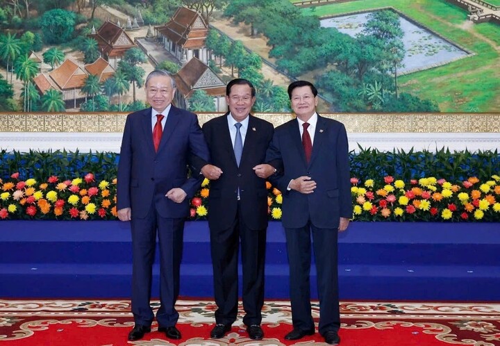 Tổng Bí thư, Chủ tịch nước Tô Lâm; Chủ tịch Đảng Nhân dân Campuchia, Chủ tịch Thượng viện Campuchia Hun Sen và Tổng Bí thư, Chủ tịch nước Lào Thongloun Sisoulith. (Ảnh: TTXVN)