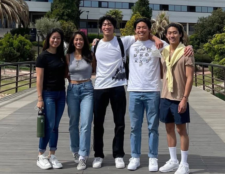 5 anh chị em nhà Chen đều yêu thích ngành y, không phải do cha mẹ ép buộc.