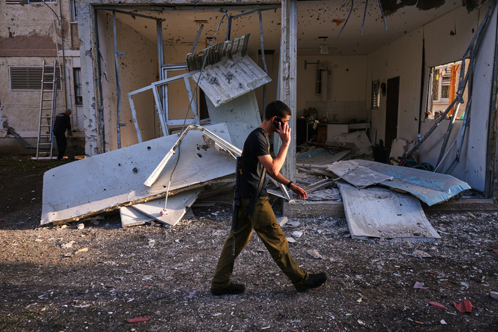 Một tòa nhà dân cư bị hư hại sau khi trúng đòn của Lebanon, tại Nahariya, miền Bắc Israel, ngày 13/4/2026. (Ảnh: AP)