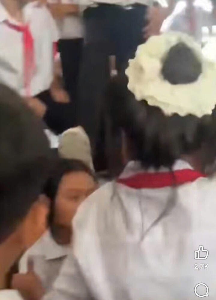 Hình ảnh nữ sinh lớp 7 bị nhóm bạn vây quanh, có hành vi bạo lực trong lớp học. Ảnh cắt từ clip