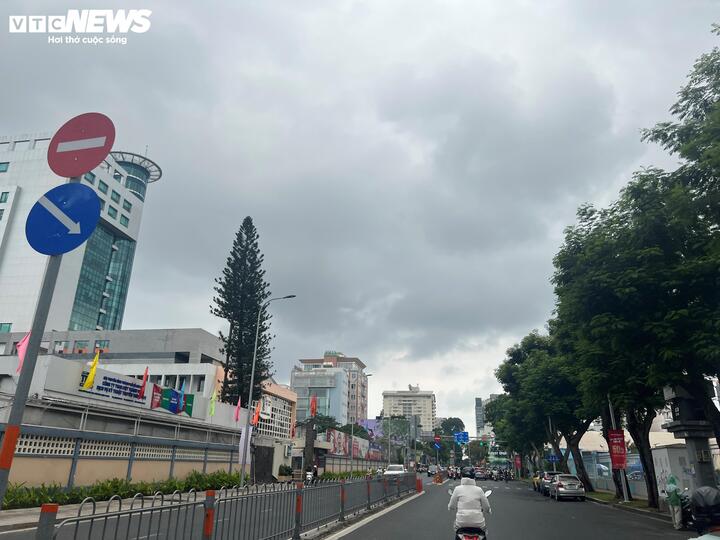 Mây đen từ sáng sớm, báo hiệu khả năng xuất hiện mưa giải nhiệt sau nhiều ngày nắng nóng.