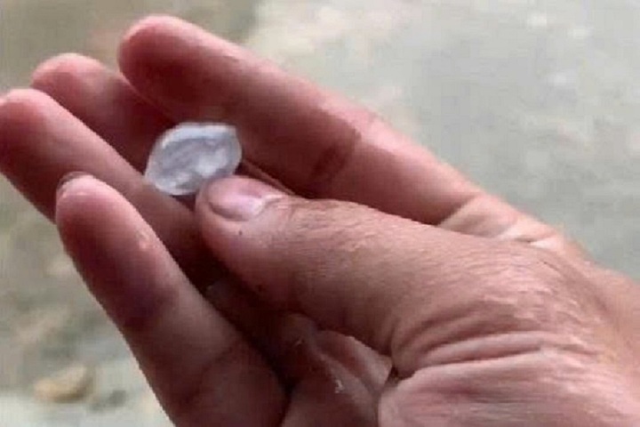 Hạt mưa đá có kích thước nhỏ hơn viên bi. (Ảnh: A.S)