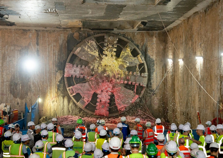 Khoảnh khắc máy đào hầm TBM số 2 “Táo bạo” về đích tại ga S12.