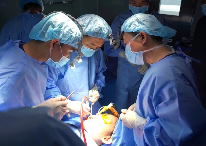 Ê kíp bác sĩ phẫu thuật cho Bảo Ngọc.