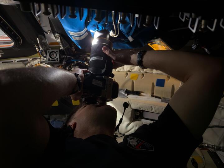 Phi hành gia Jeremy Hansen ghi lại khoảnh khắc qua cửa sổ số 2 của tàu Orion, với tấm che máy ảnh giúp ngăn ánh sáng từ khoang phản chiếu lên kính, đảm bảo hình ảnh rõ nét từ không gian sâu thẳm. (Nguồn: NASA)