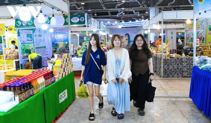 Ngoài các hoạt động chuyên môn, còn có nhiều sự kiện bên lề, thu hút đông đảo người dân và du khách tham dự như trưng bày hình ảnh, hiện vật với chủ đề “Phát thanh vì Việt Nam hùng cường, thịnh vượng”; “Hội chợ OCOP Quảng Ninh - Hè 2026”.