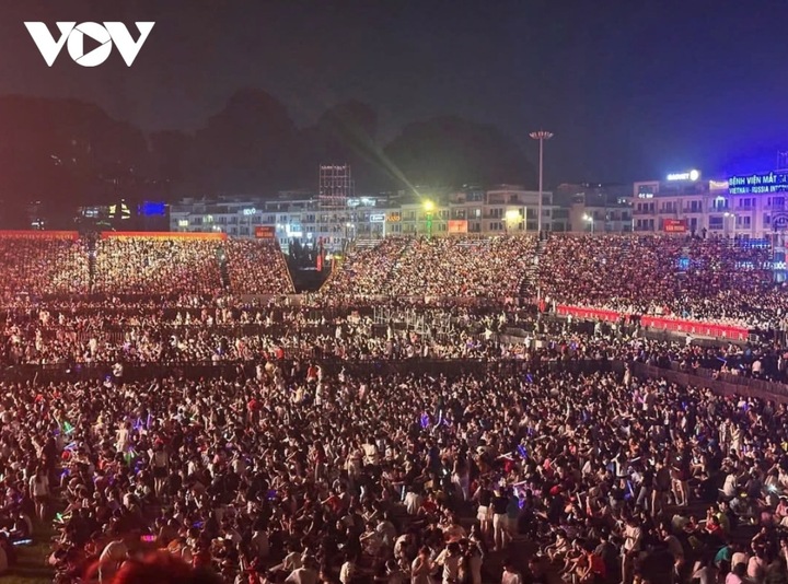 Chương trình nghệ thuật "Thanh âm kỷ nguyên mới" ​​​mang đến không gian nghệ thuật hoành tráng, một “bữa tiệc” âm nhạc rực rỡ với sự tham gia của khoảng 50.000 khán giả