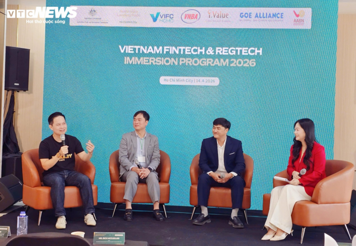 Các đại biểu thảo luận tại chương trình.