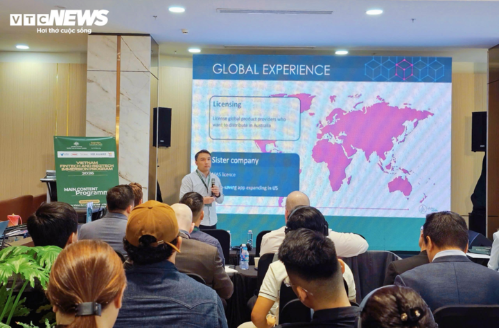 Các chuyên gia chia sẻ về xu hướng chuyển đổi số và phát triển ngân hàng số tại hội thảo.