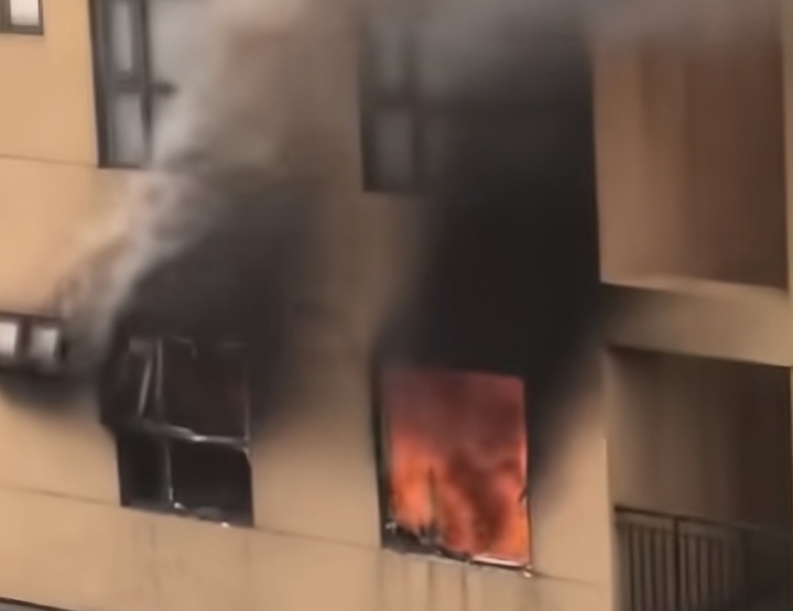 Ngọn lửa bốc lên ngùn ngụt từ căn hộ tầng 6.