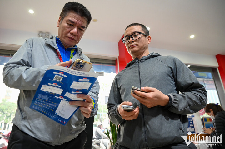 Từ ngày 15/4, người dân vào VNeID cập nhật thuê bao chính chủ và sinh trắc học. (Ảnh: Thạch Thảo/VNN)