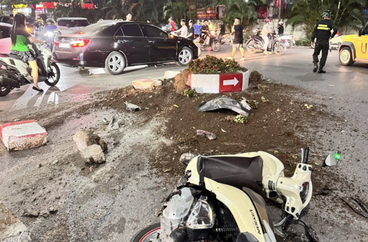 Vụ tai nạn đã khiến 3 xe bị hư hỏng. Ảnh: Văn Phú