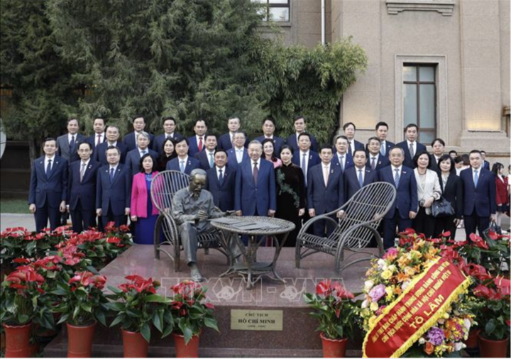 Tổng Bí thư, Chủ tịch nước Tô Lâm và Phu nhân với các đồng chí lãnh đạo Đảng, Nhà nước chụp ảnh lưu niệm tại bức tượng Chủ tịch Hồ Chí Minh trong khuôn viên Đại sứ quán. (Ảnh: Thống Nhất/TTXVN)