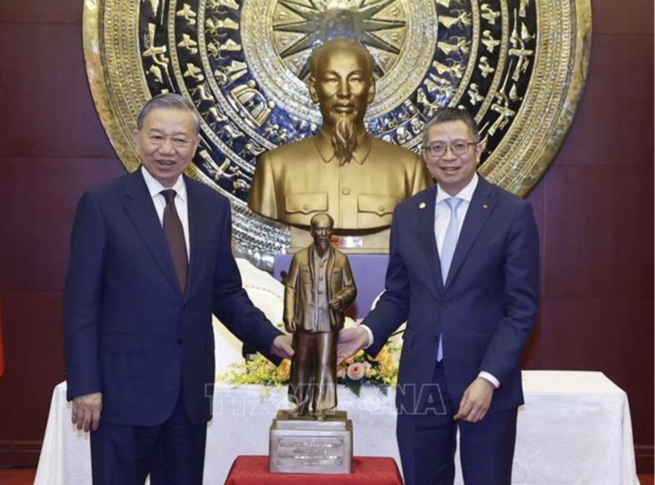 Tổng Bí thư, Chủ tịch nước Tô Lâm tặng bức tượng Bác Hồ cho đại sứ quán và đại diện cộng đồng người Việt Nam tại Trung Quốc. (Ảnh: Thống Nhất/TTXVN)