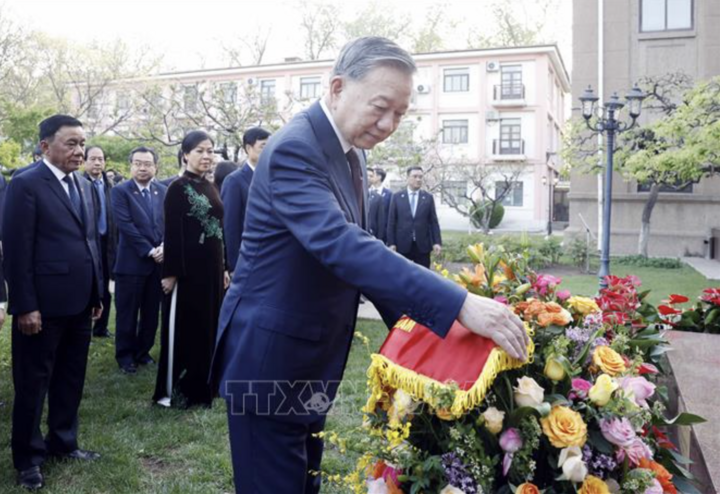 Tổng Bí thư, Chủ tịch nước Tô Lâm và Phu nhân với các đồng chí lãnh đạo Đảng, Nhà nước dâng hoa Chủ tịch Hồ Chí Minh trong khuôn viên Đại sứ quán. (Ảnh: Thống Nhất/TTXVN)