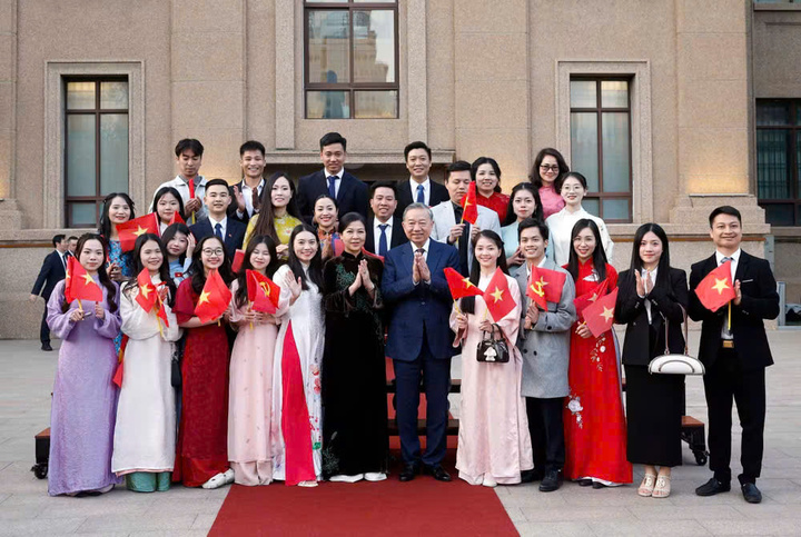 Tổng Bí thư, Chủ tịch nước Tô Lâm và phu nhân với cán bộ nhân viên đại sứ quán và đại diện cộng đồng người Việt Nam tại Trung Quốc. (Ảnh: Thống Nhất/TTXVN)