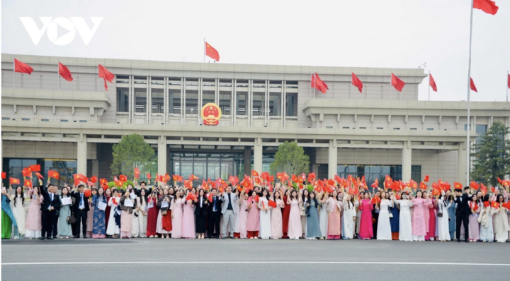 Đại diện kiều bào, lưu học sinh Việt Nam tại Trung Quốc đón Tổng Bí thư, Chủ tịch nước Tô Lâm và Phu nhân ở sân bay quốc tế Bắc Kinh.