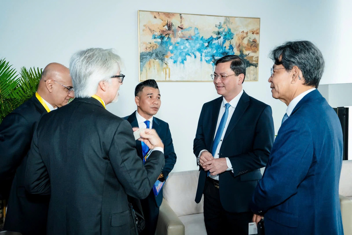 Lãnh đạo TP.HCM trao đổi với các doanh nghiệp, nhà đầu tư tìm hiểu các mô hình đầu tư tại VIFC HCMC.