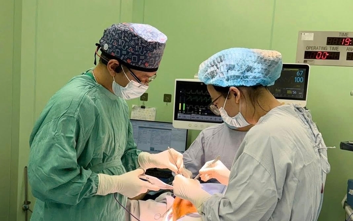 Bác sĩ phẫu thuật khối u cho người bệnh. (Ảnh: BVCC)
